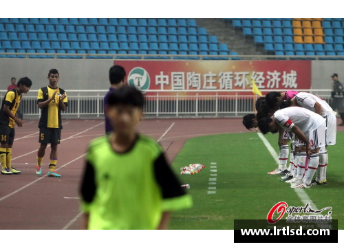 19体育足球球员集体留影：锦标背后的团队精神